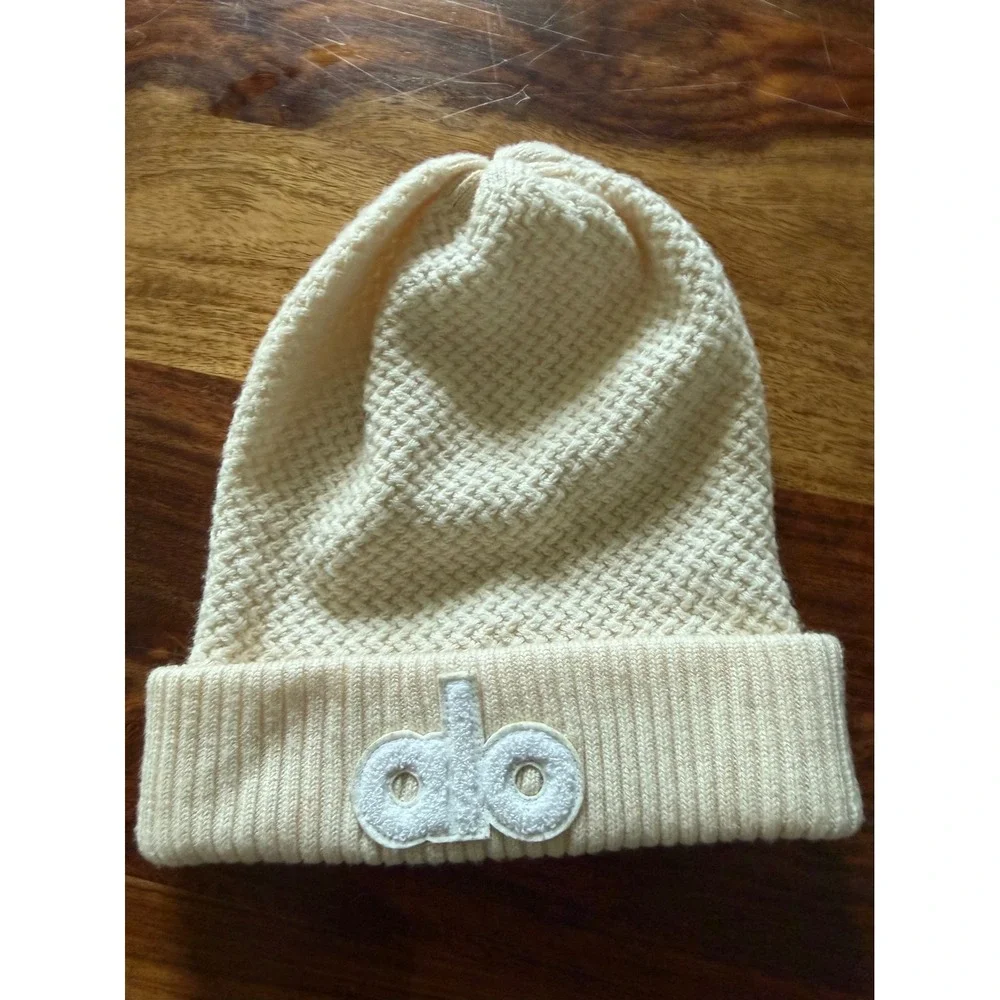 Alo Yoga Merino Wool Blend Beanie Ivory Cream Textured Knit Logo Hat OS
